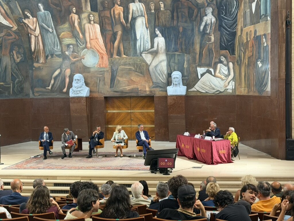 Aula Magna – I candidati sul palco al termine del dibattito pubblico del 15 settembre 2026